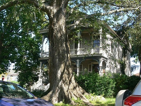 2nd image of 737 Eleonore St
