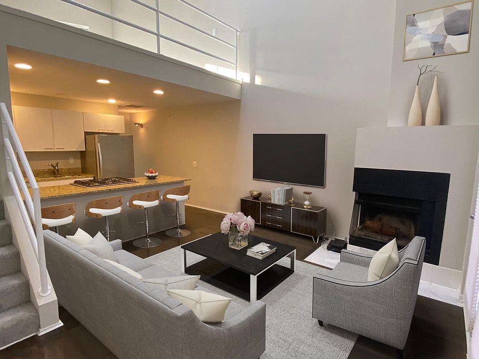 1st image of 1100 W Cornelia Ave #109