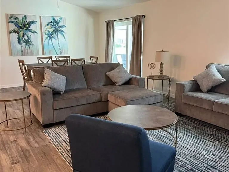 1618 NW 5th Pl — Photo 3