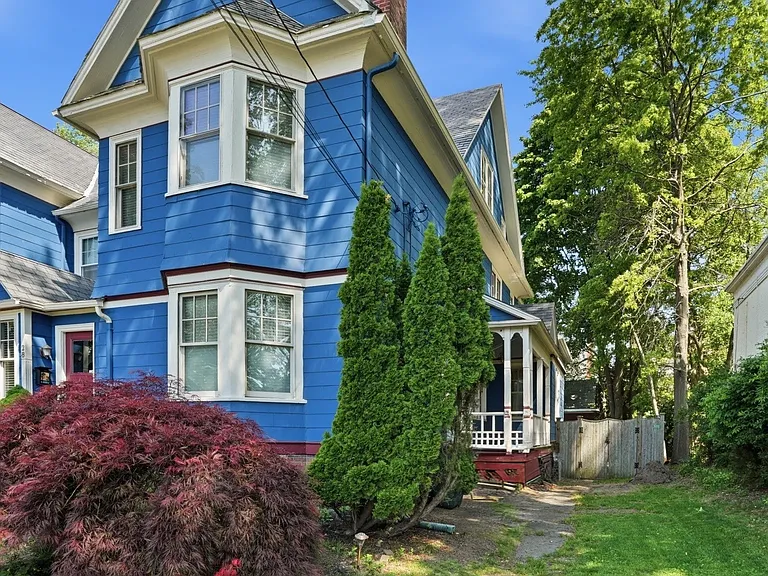 28 Alumni Ave — Photo 28