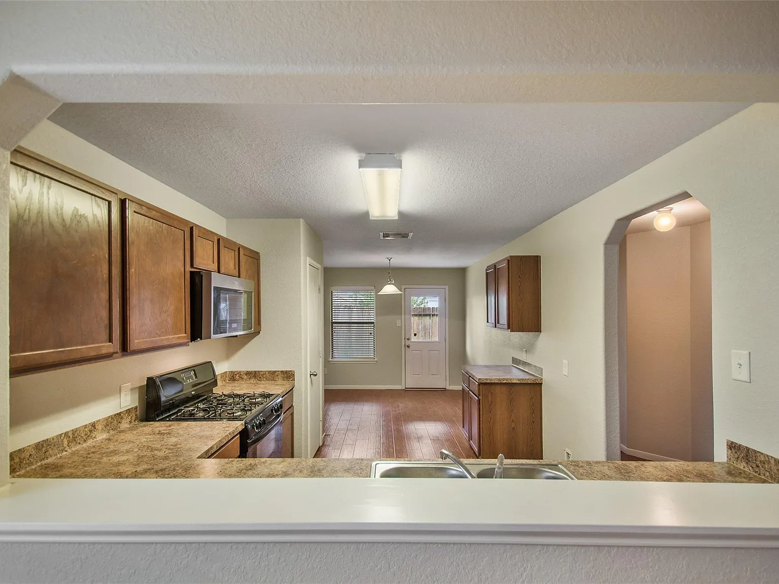 3 bed, 2.0 bath, 1578 sqft, $1,900 — Photo 3