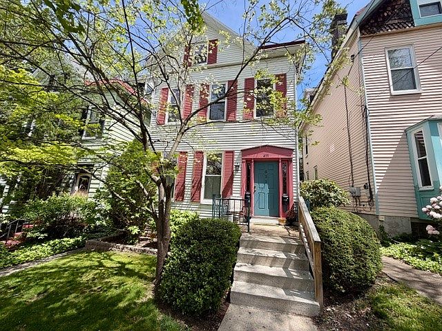 1st image of 611 Ivy St