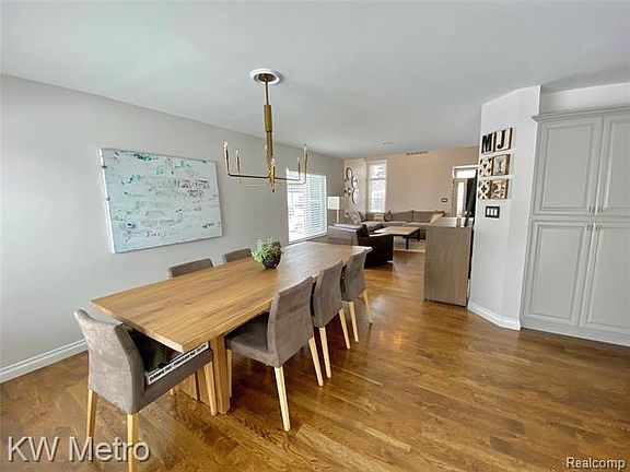 4th image of 29075 Pinehurst St