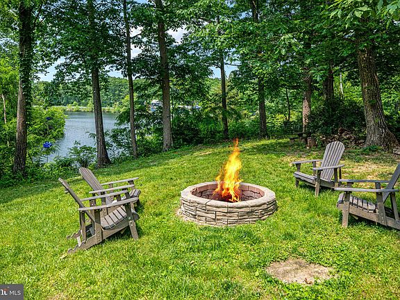 3rd image of 1409 Lakeside Dr