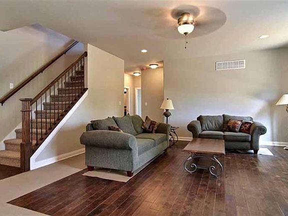 3rd image of 829 E Shakespeare Dr