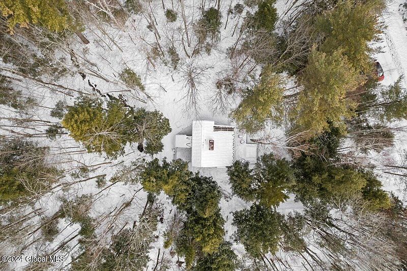 2nd image of 37 Iroquois Trail