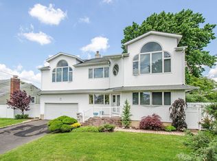 91 Lagoon Blvd, Massapequa, NY 11758