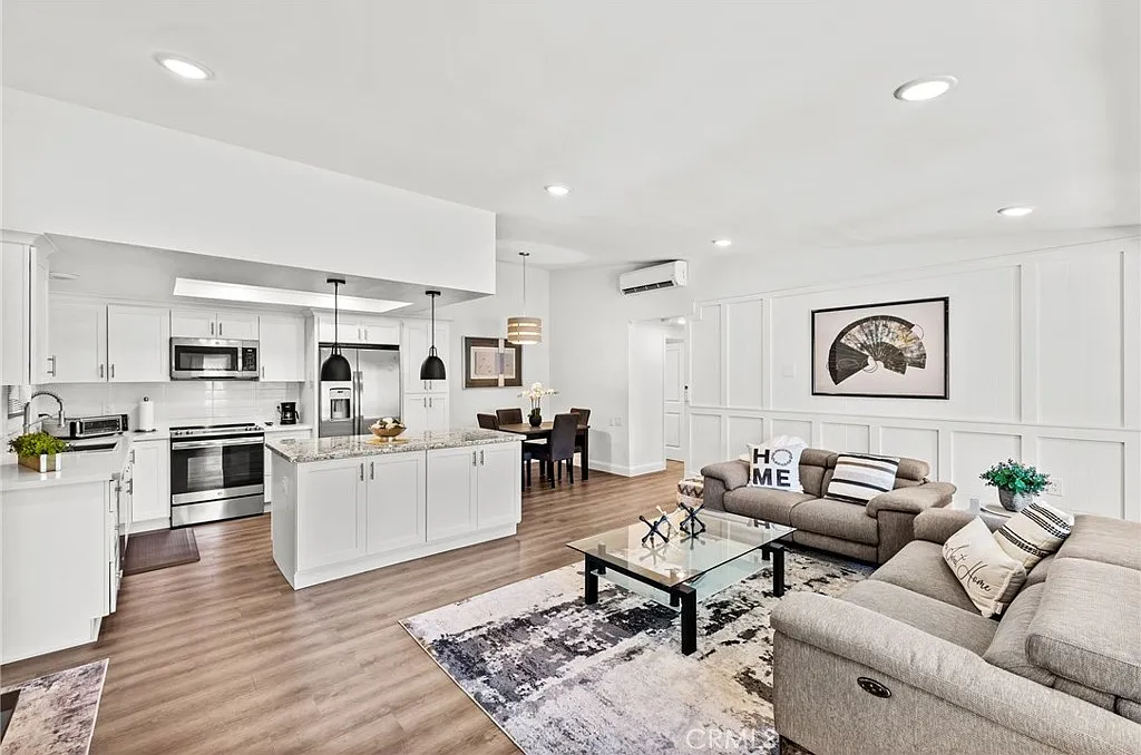 2 bed, 2.0 bath, 1040 sqft, $3,200 — Photo 3