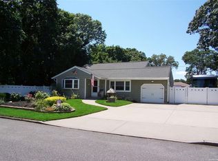 20 Newtown Ave, Selden, NY 11784