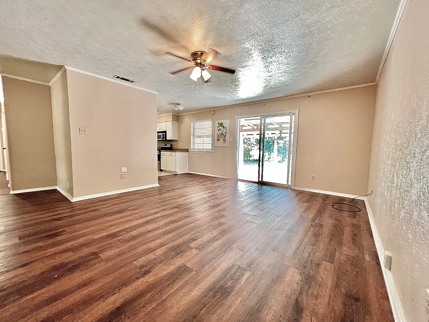 Charming 4-Bed Gem Near Downtown RockwallFenced Yard, Patio, and Attached Garage — Photo 3