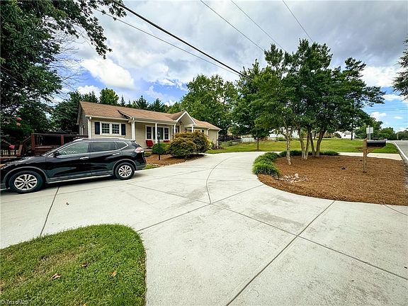 3rd image of 502 Greenwood Dr