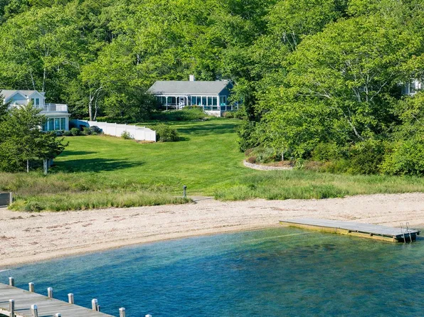 16 Frog Hollow, Vineyard Haven, MA 02568