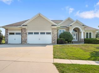 2850 Rosebay Ct, Cedar Rapids, IA 52411