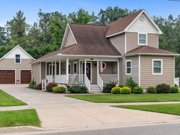 642 E Lake St, Harbor Springs, MI 49740