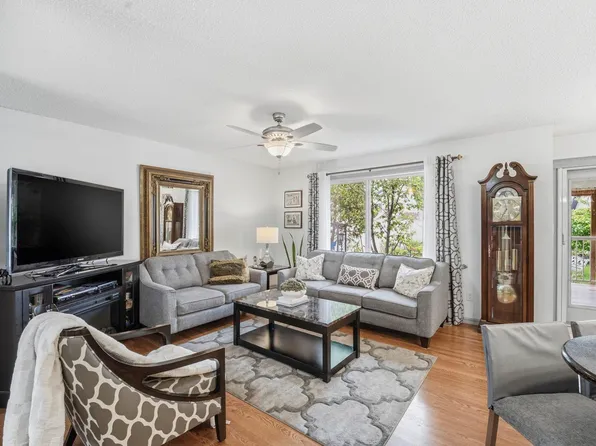 3231 28a Ave NW, Edmonton, AB T6T 1T1