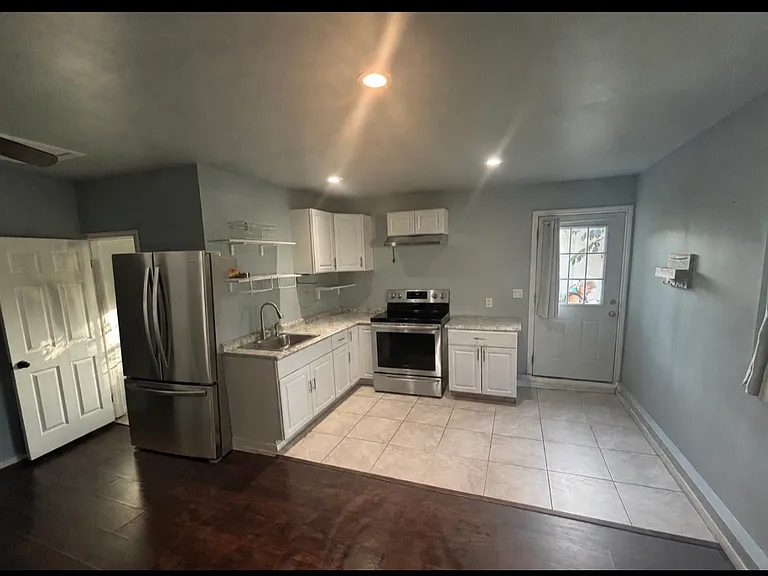 2307 W 74th St #B — Photo 9