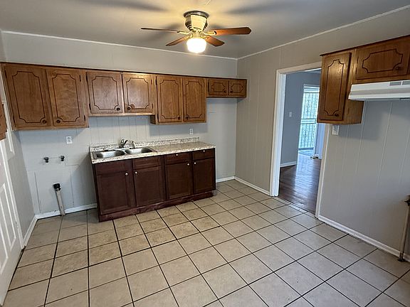 3rd image of 4112 Truman Rd