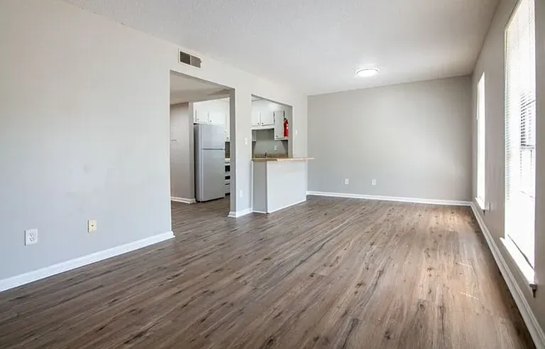1984 18th Pl N — Photo 1