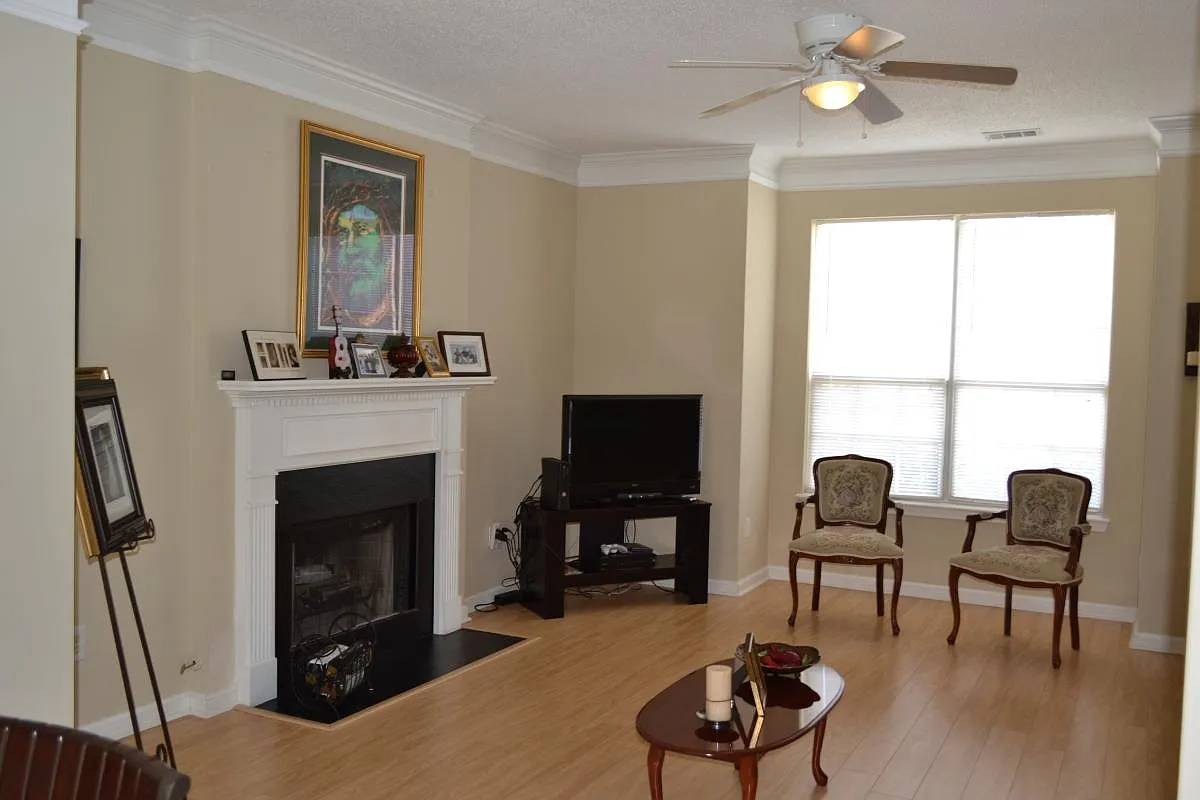 3 bed, 2.5 bath, 2100 sqft, $2,600 — Photo 2