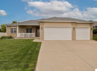 6530 Blackstone Rd, Lincoln, NE 68526