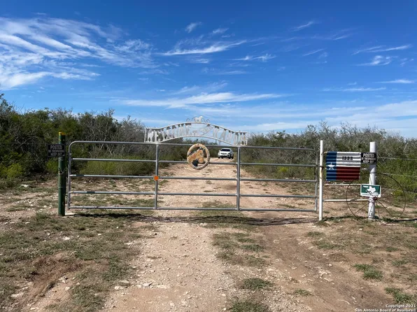 1333 Private Road 1688, Moore, TX 78057