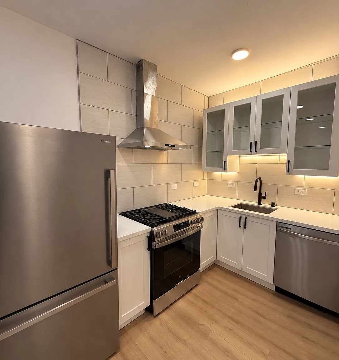 2 bed, 850 sqft, $3,541 — Photo 3