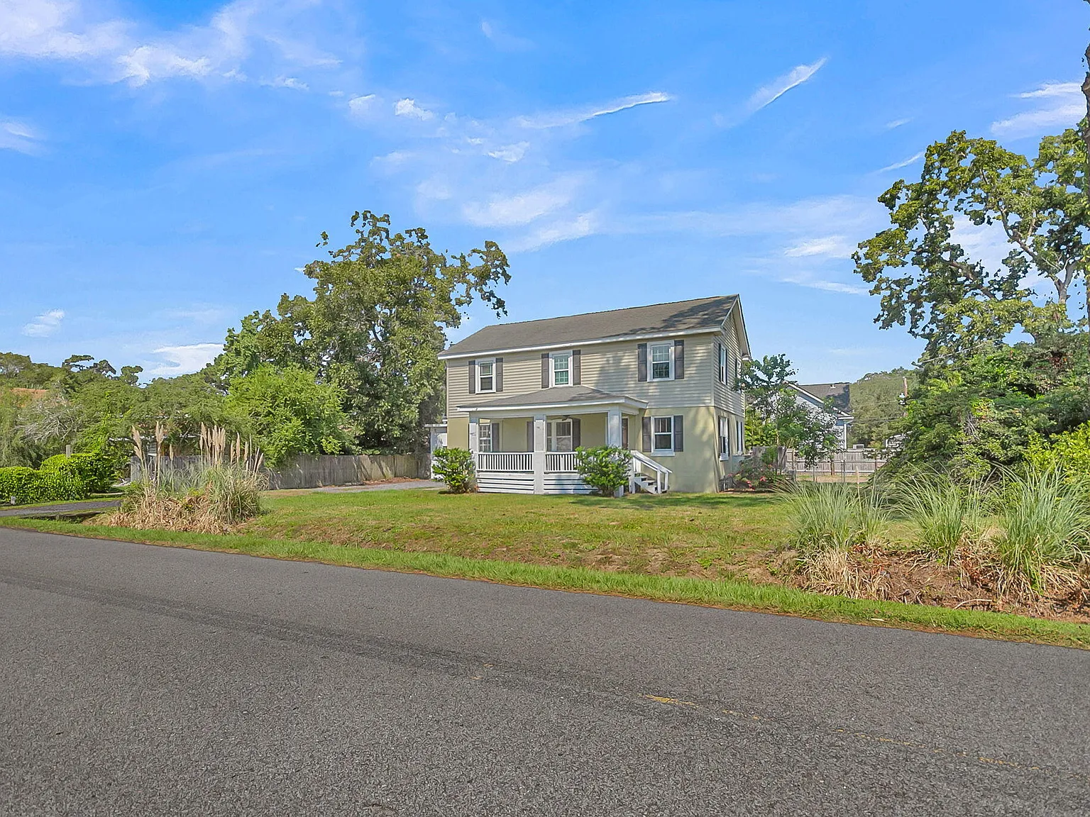 4 bed, 3.0 bath, 2460 sqft, $4,000 — Photo 2