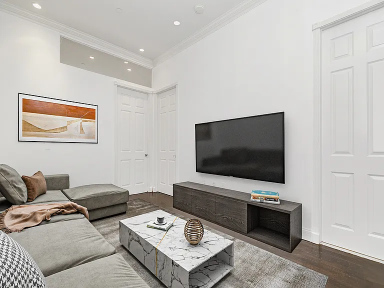326 E 4th St #2B — Photo 1