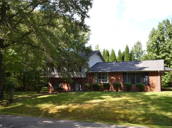 202 W Tidball Ave, Madison, NC 27025