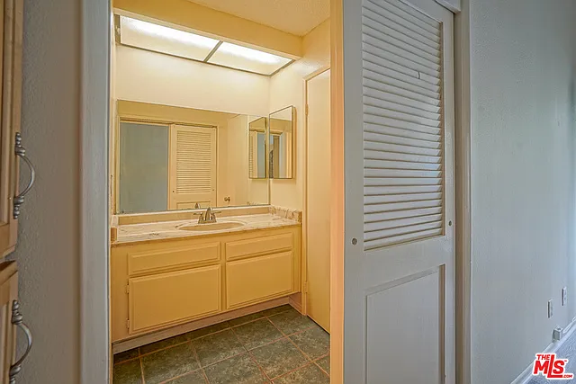 5760 Owensmouth Ave #14 — Photo 16