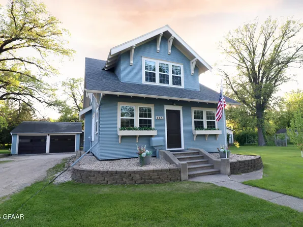 665 N 4th St, Warren, MN 56762