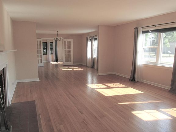 3rd image of 28 N Brooks Cir