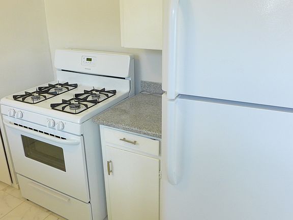 5th image of 2439 Oak St APT D