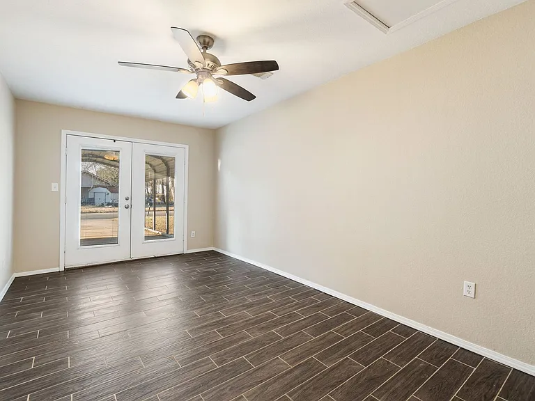 909 Essex St — Photo 10
