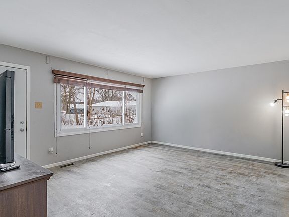 4th image of 419 Portland Rd