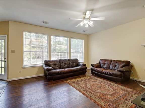 4th image of 805 Ivy Dr