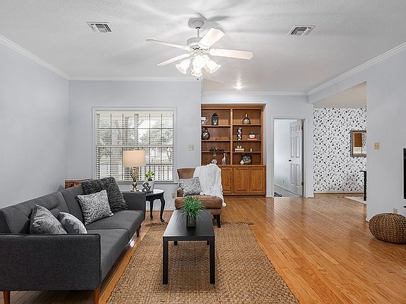 5th image of 101 W Grothe St
