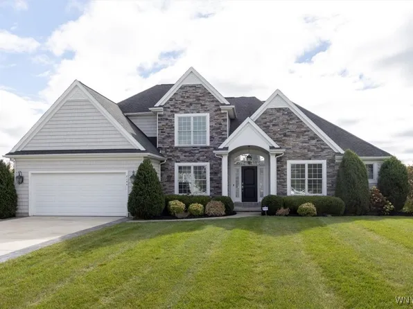 7154 Rolling Meadow Dr, Pendleton, NY 14120