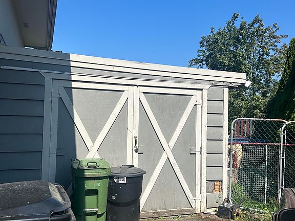 3rd image of 46267 Brooks Ave