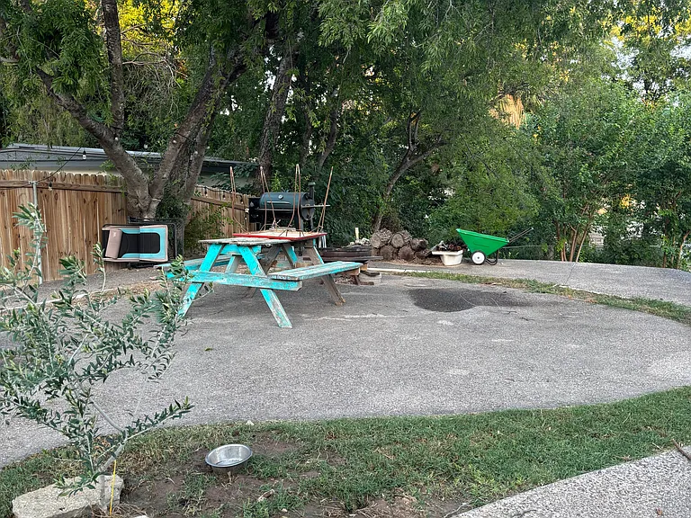 705 E Losoya St — Photo 13