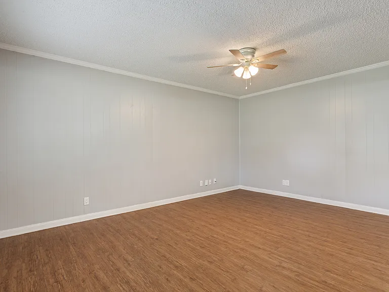 407 Crescent St — Photo 9