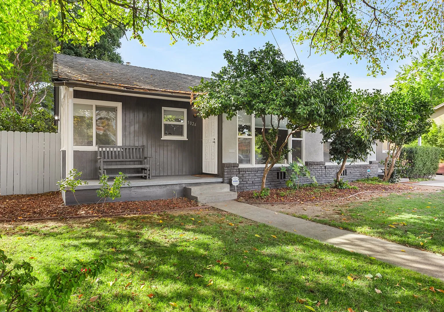 Heart of Sacramento ~~Duplex for RENT! — Photo 2