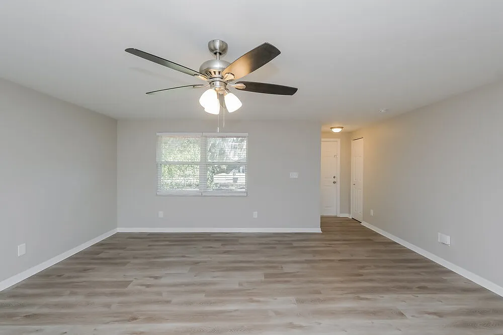 3 bed, 2.0 bath, 1383 sqft, $2,335 — Photo 3