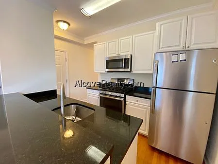 2 bed, 1.0 bath, $4,450 — Photo 3
