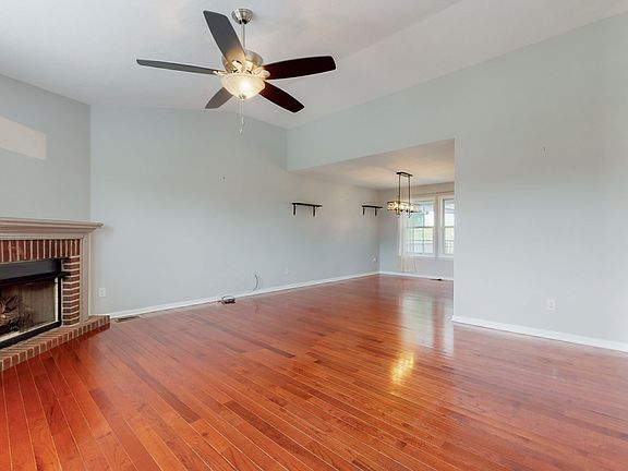 3rd image of 1504 Potter Dr