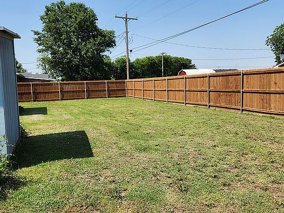 Back yard/Fence is 4 yrs old
