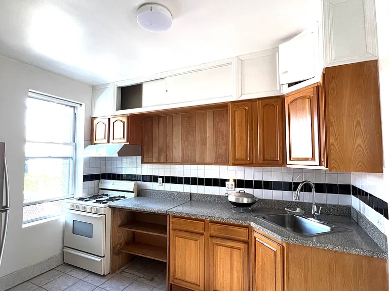 14 Lake St #2F — Photo 1