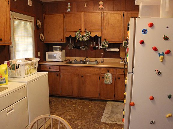 3rd image of 275 E College St