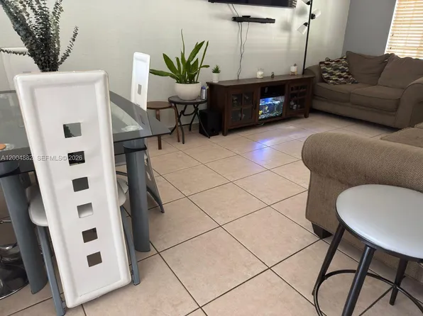 6962 NW 179th St, Hialeah, FL