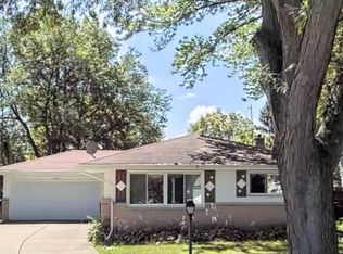 1313 E Ironwood Dr, Mount Prospect, IL